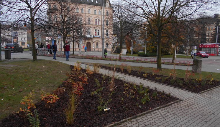 Nově upravené prostranství u terminálu.