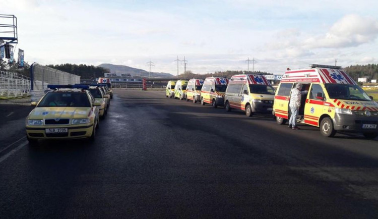 Řidiči sanitek trénovali v Sosnové bezpečnou jízdu v zimě.