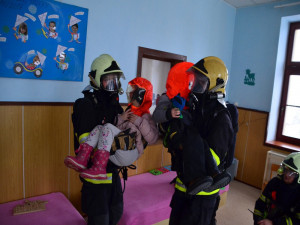 FOTO: Hasiči evakuovali sedmnáct dětí ze školky. Cvičný zásah zaměstnal profesionály i dobrovolníky