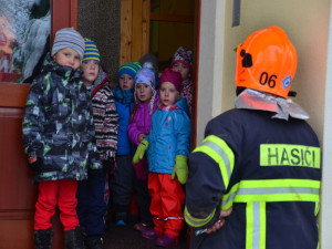 Hasiči evakuovali sedmnáct děti ze školky. Cvičný zásah zaměstnal profesionály i dobrovolníky.
