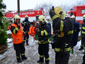 Hasiči evakuovali sedmnáct děti ze školky. Cvičný zásah zaměstnal profesionály i dobrovolníky.