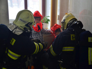 Hasiči evakuovali sedmnáct děti ze školky. Cvičný zásah zaměstnal profesionály i dobrovolníky.