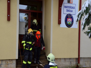 Hasiči evakuovali sedmnáct děti ze školky. Cvičný zásah zaměstnal profesionály i dobrovolníky.