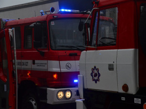 Hasiči evakuovali sedmnáct děti ze školky. Cvičný zásah zaměstnal profesionály i dobrovolníky.