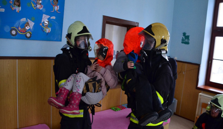 Hasiči evakuovali sedmnáct děti ze školky. Cvičný zásah zaměstnal profesionály i dobrovolníky.