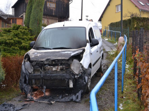 FOTO: Auto spediční firmy začalo hořet. Oheň zničil motor i interiér
