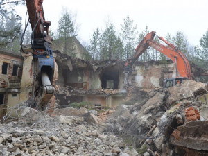 FOTO: Demolice domů v Ralsku pokračuje. Bývalý štáb sovětské armády do dvou měsíců zmizí