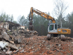 Demolice domů v Ralsku pokračuje. Bývalý štáb sovětské armády do dvou měsíců zmizí.