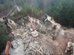 Demolice domů v Ralsku pokračuje. Bývalý štáb sovětské armády do dvou měsíců zmizí.