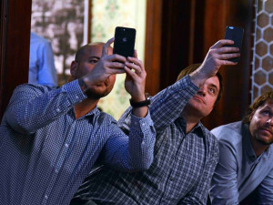 Igor Rattaj si hlasování natáčel se svým kolegou na mobil.