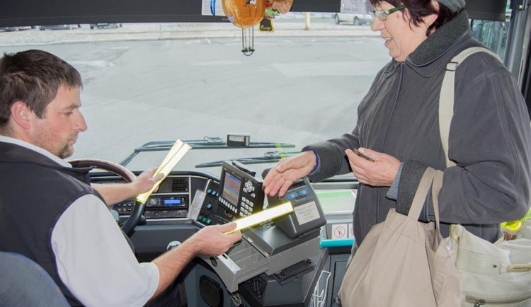 Řidiči autobusů rozdávají cestujícím reflexní pásky, chtějí snížit počet tragických nehod.