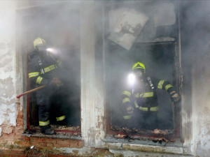 FOTO: V Mimoni hořela opuštěná fabrika. Nejspíš ji zapálili bezdomovci