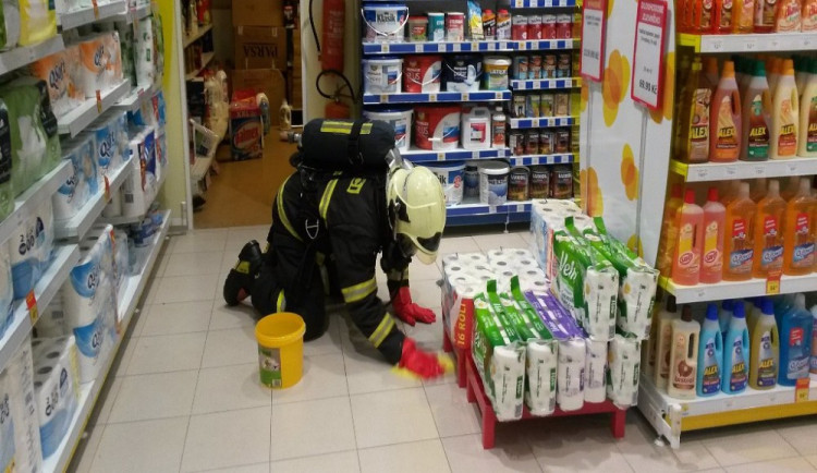 Hasiči evakuovali kvůli úniku čpavku v obchodním domě skoro šedesát osob.