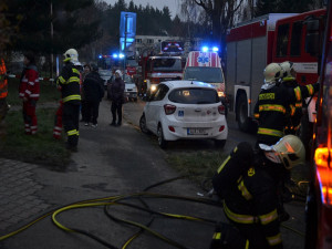 FOTO: Nájemníci se do požárem zasaženého domu v České Lípě  budou moci vrátit nejdřív v neděli