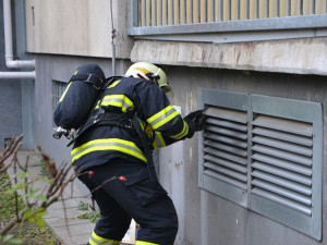 Nájemníci se do požárem zasaženého domu v České Lípě  budou moci vrátit nejdřív v neděli.