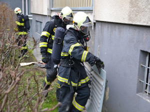 Nájemníci se do požárem zasaženého domu v České Lípě  budou moci vrátit nejdřív v neděli.