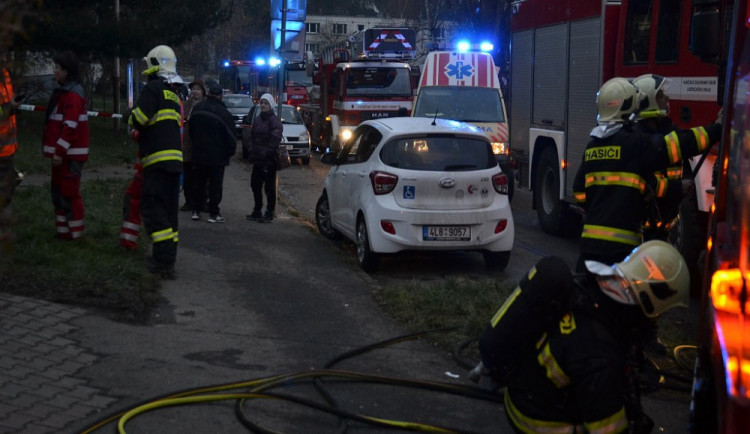 Nájemníci se do požárem zasaženého domu v České Lípě  budou moci vrátit nejdřív v neděli.
