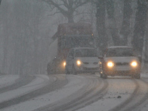 Silnice přes Oldřichovské sedlo se kvůli sněžení uzavřela pro nákladní dopravu nad šest tun