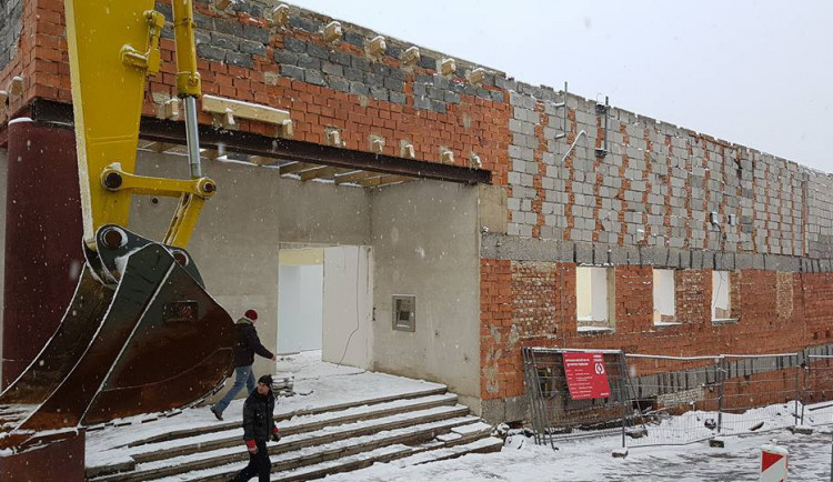 Kulturák začal demolovat bagr.