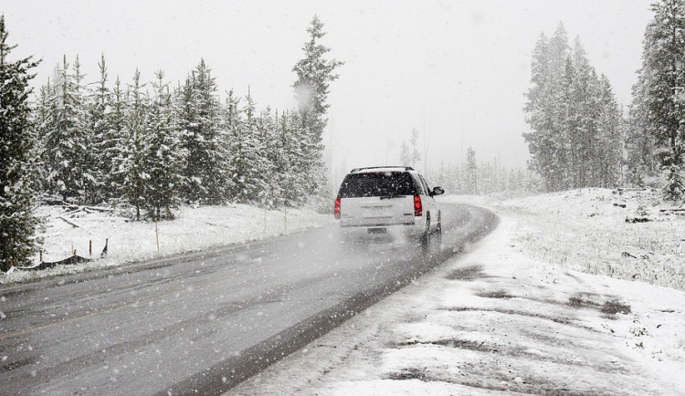 Rozbředlý sníh může komplikovat dopravu na hlavních tazích v horách