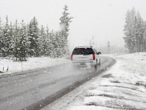 Rozbředlý sníh může komplikovat dopravu na hlavních tazích v horách