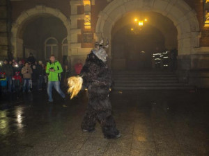 Frýdlantské náměstí patřilo Krampusům, stovky lidí se na ně přišly podívat.