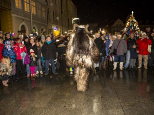 Frýdlantské náměstí patřilo Krampusům, stovky lidí se na ně přišly podívat.