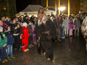 Frýdlantské náměstí patřilo Krampusům, stovky lidí se na ně přišly podívat.