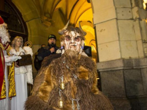 Frýdlantské náměstí patřilo Krampusům, stovky lidí se na ně přišly podívat.