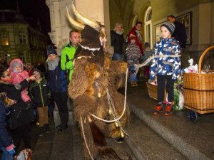 Frýdlantské náměstí patřilo Krampusům, stovky lidí se na ně přišly podívat.