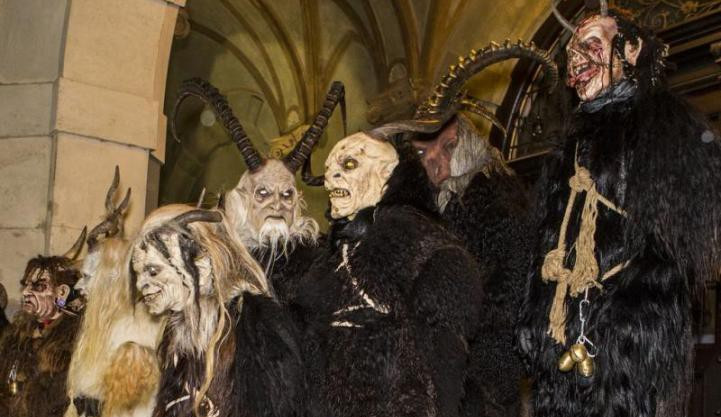 Frýdlantské náměstí patřilo Krampusům, stovky lidí se na ně přišly podívat.