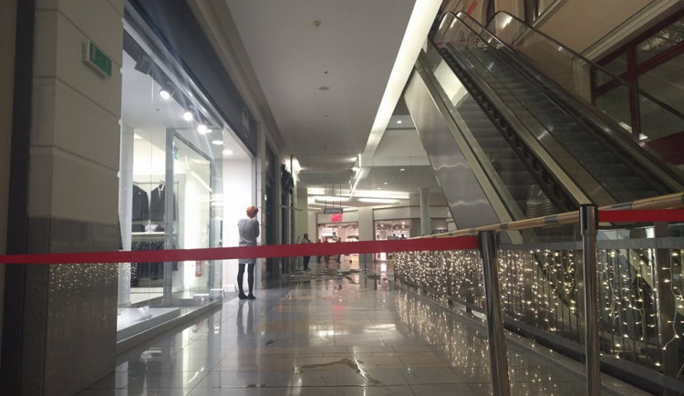 V nákupním centru Forum prasklo vodovodní potrubí, voda zaplavila část patra