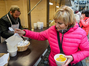 Primátor Batthyány rozléval dýňovou polévku.