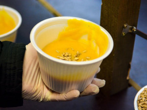 Primátor Batthyány rozléval dýňovou polévku.