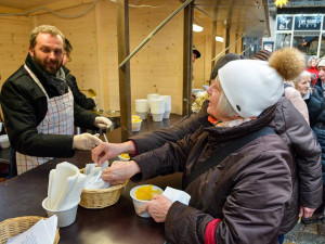 Primátor Batthyány rozléval dýňovou polévku.