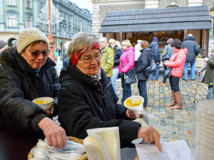 Primátor Batthyány rozléval dýňovou polévku.