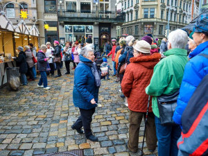 Primátor Batthyány rozléval dýňovou polévku.