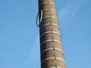FOTO: V silném větru se na komíně uvolnila padesátikilová obruč. Museli pro ni hasiči