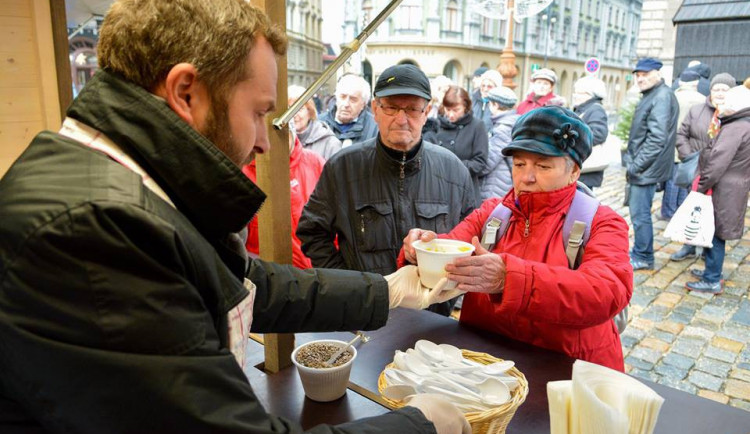 Primátor Batthyány rozléval dýňovou polévku.