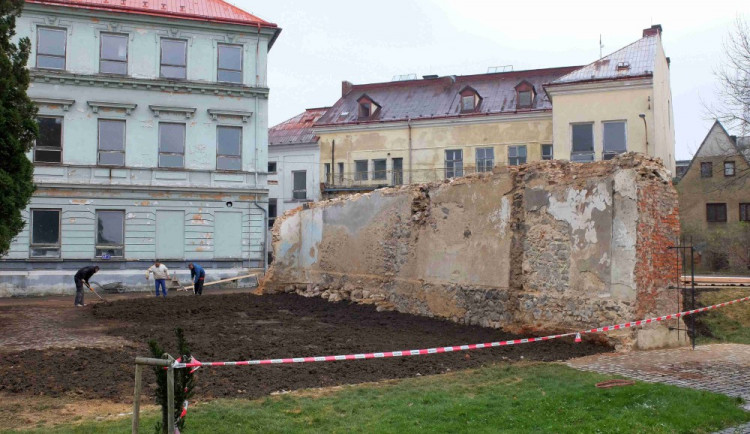 Dům už je pryč, příští rok město místo upraví.