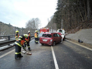 FOTO: Víkend plný nehod. Zapadl pluh, mladý řidič přišel o život