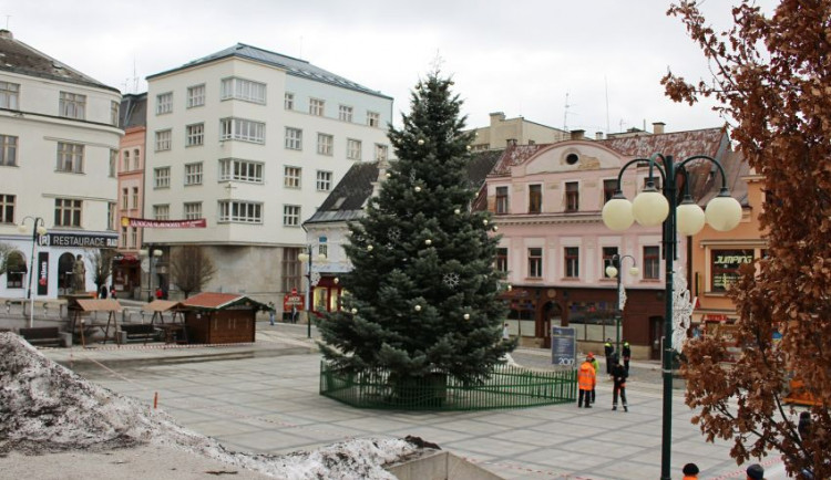 Silný vítr naklonil vánoční strom v Jablonci. Město ho nechá odstranit