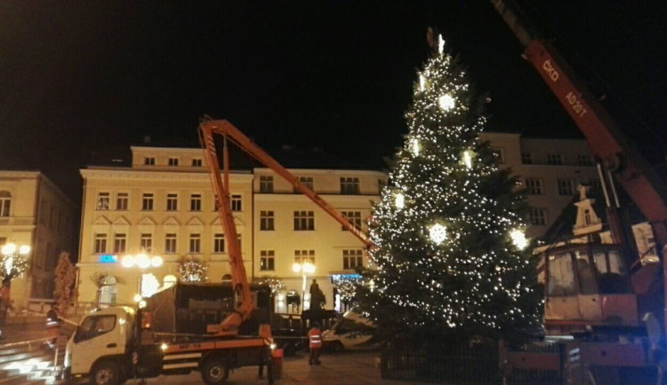 Jablonec je bez vánočního stromu, technické služby ho během večera odstrojily