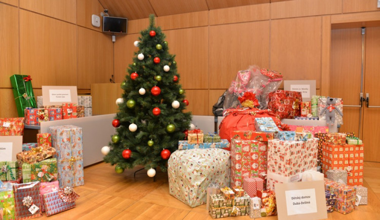 Vánoční strom přání na krajském úřadu.