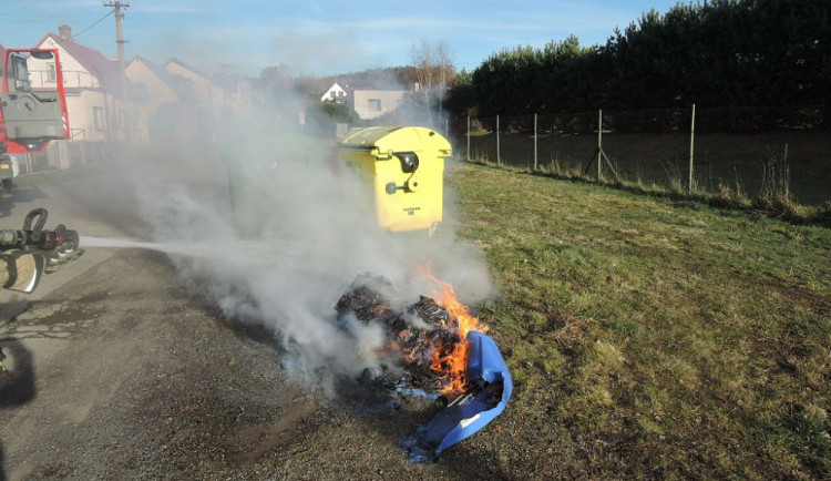 Středa ve znamení požárů kontejnerů. Hasiči vyjížděli hned ke třem podobným událostem.