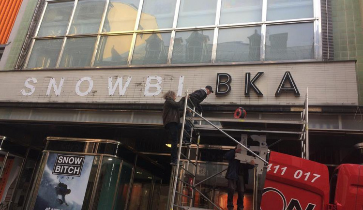 Obchodní dům Brouk a Babka přišel o svůj původní nápis. Nahradí ho logo skateshopu.