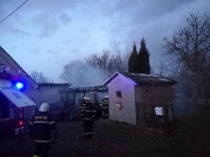 Požár altánu v Habarticích zaměstnal šest jednotek hasičů