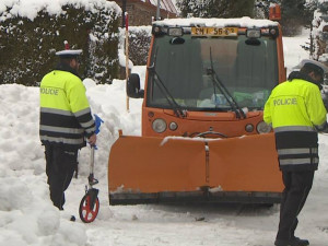 Tragický konec týdne. Senior nepřežil střet s couvajícím pluhem