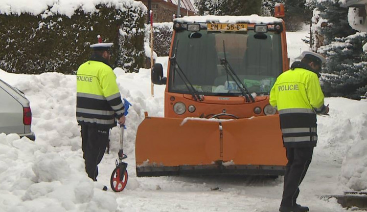 Senior nepřežil střet s couvajícím pluhem.