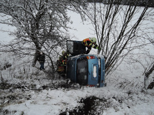 Popadané stromy i dopravní nehody, hasiči se během pátku nezastavili.